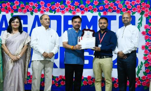 Award ceremony honoring outstanding performers